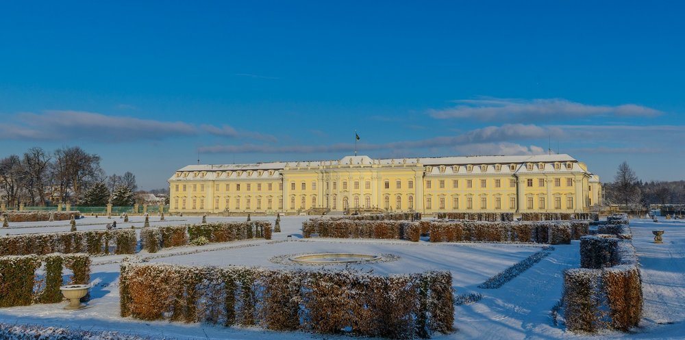 Bild vom Ludwigsburger Schloss mit Park im Winter, es liegt Schnee.